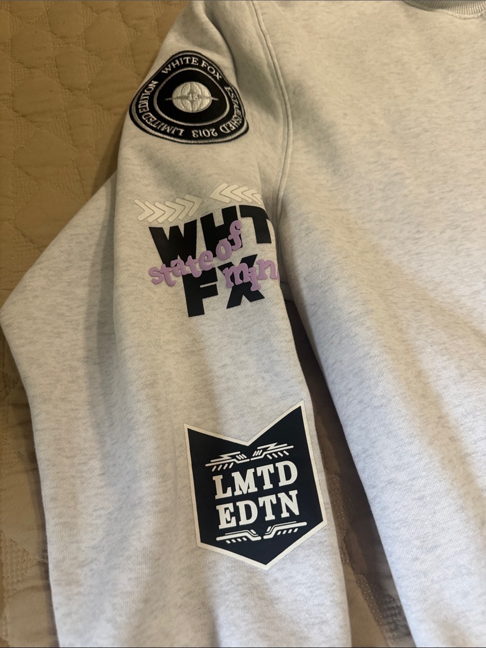 White Fox Patch Crewneck Sweatshirt in Light Gray and Purple M/L - Picture 4 of 6